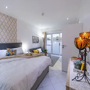 https://sunshine-studio-in-claremont.hotels-capetown.com